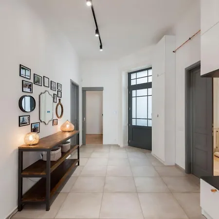 Modern Luxury - Centre *