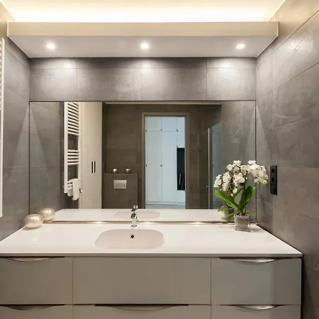 Modern Luxury - Centre